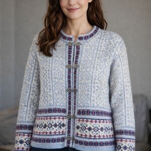 Chic Nordic-Inspired Cardigan in Blue and White